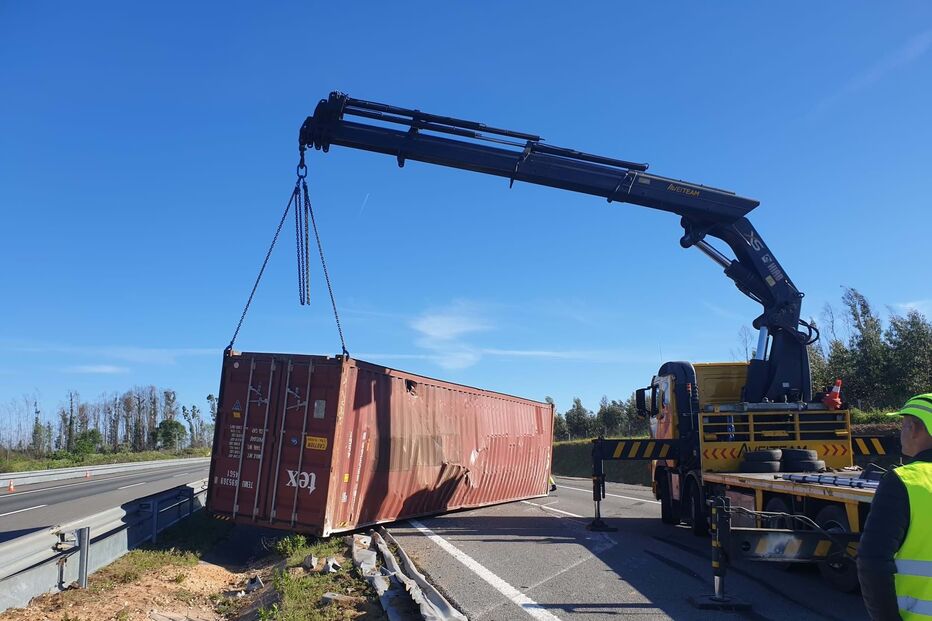 Camião com contentor marítimo despita-se em Estarreja