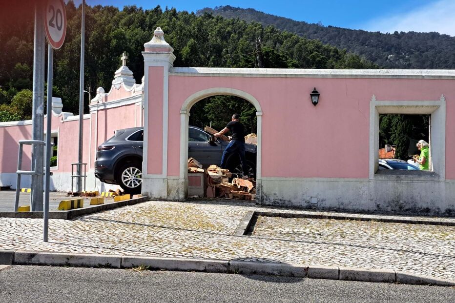 Carro atravessa parede de parque de estacionamento do Aldi de Sintra