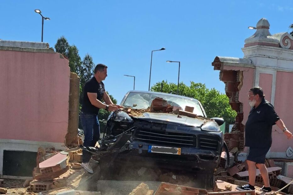 Carro atravessa parede de parque de estacionamento do Aldi de Sintra