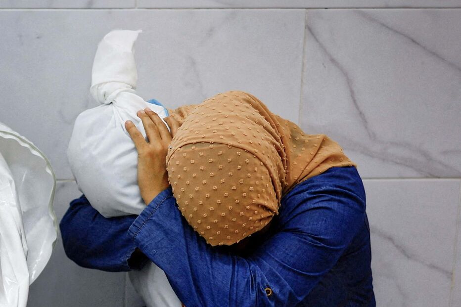 Fotografia de tia abraçada a sobrinha palestiniana morta por míssel israelita ganha prémio de fotografia do ano do concurso World Press Photo 