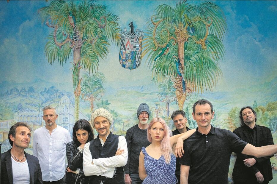 Saul Davies é um dos músicos que estão nos James desde os anos 80. Atualmente vive em Portugal.