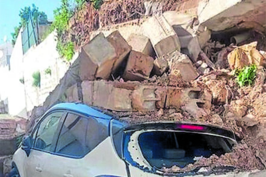 Carro continua debaixo dos escombros do muro