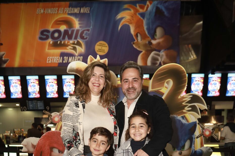 Vítor Emanuel com a mulher e os filhos