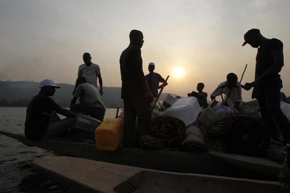 Passageiros dentro de barco em Bangui