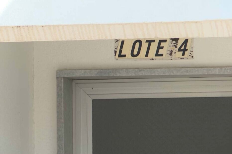 Mulher mata companheiro com faca de cozinha à frente do irmão em Olhão