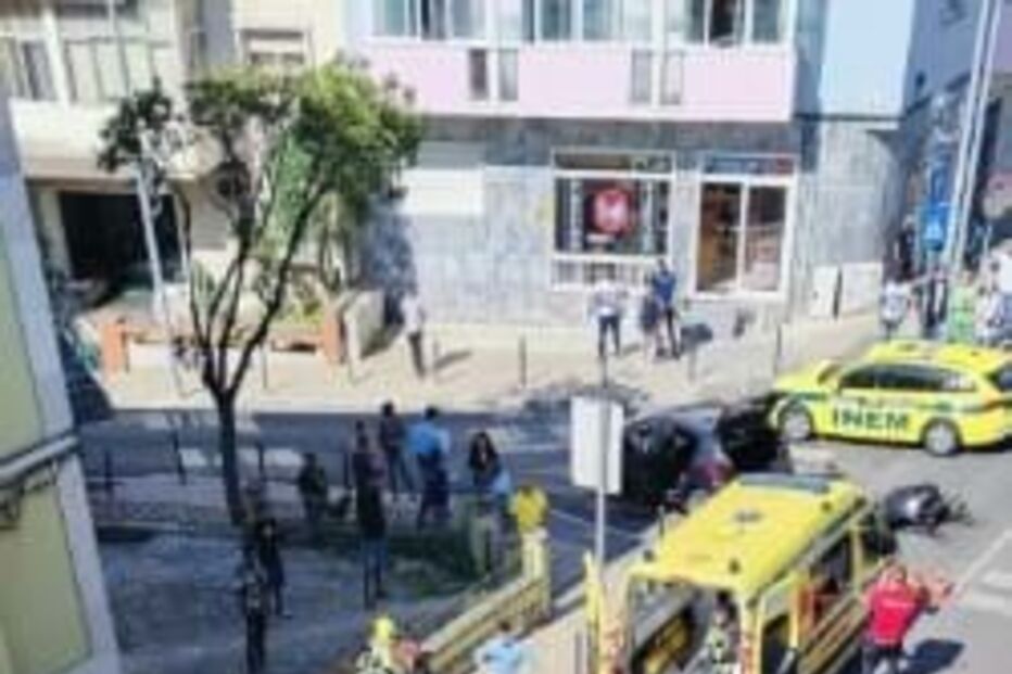 Motociclista gravemente ferido ao embater contra carro na Amadora