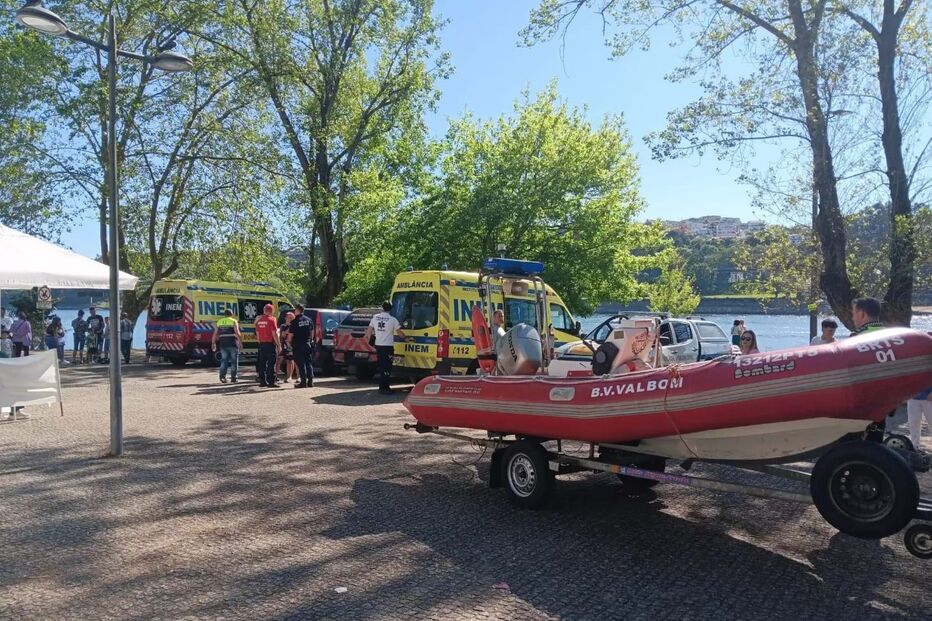 Jovens resgatados do rio