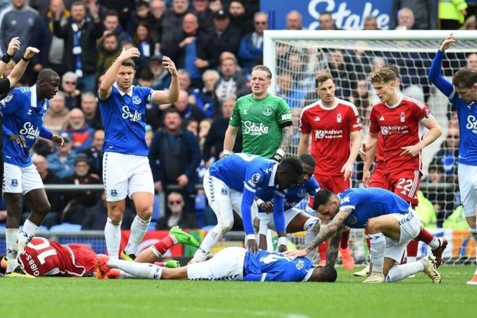 Beto cai inanimado após choque de cabeças