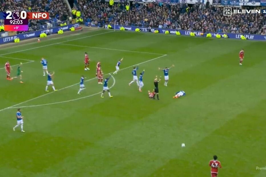 Beto cai inanimado após choque de cabeças