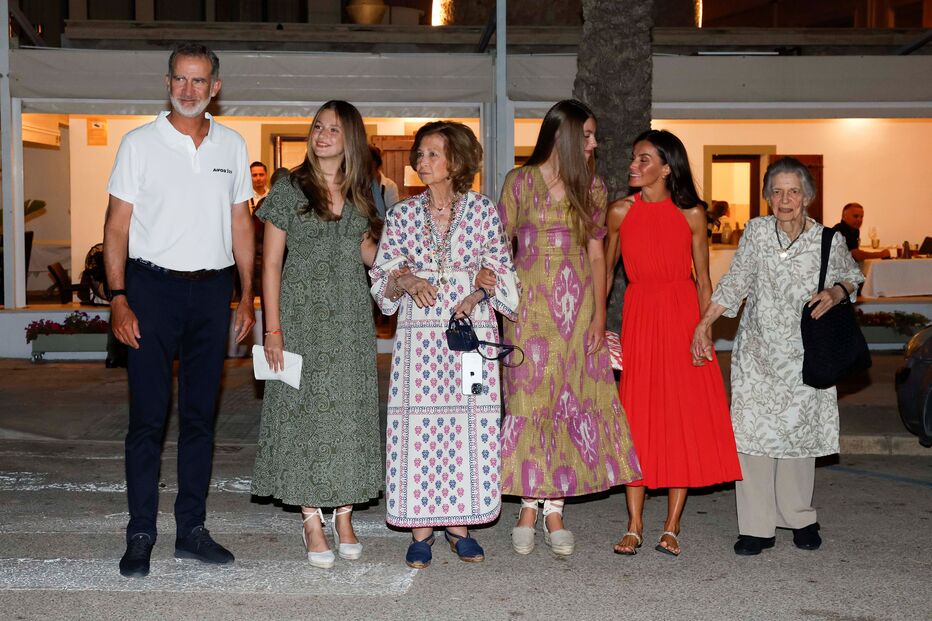 Rainha Sofía com Filipe VI, a nora e as netas