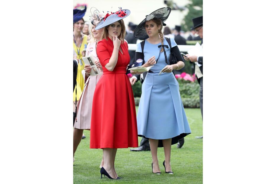 Eugenie e Beatrice são filhas do príncipe André e de Sarah Ferguson, e grandes amigas de Harry e Meghan