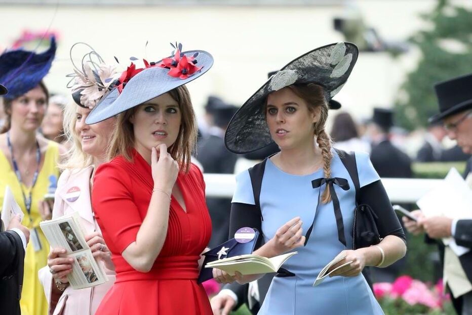 Eugenie e Beatrice são filhas do príncipe André e de Sarah Ferguson, e grandes amigas de Harry e Meghan