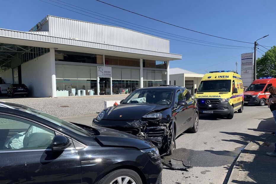 Três feridos em colisão entre dois carros em Santo Tirso