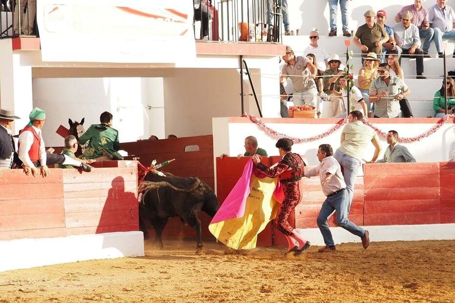 O cavaleiro Luís Rouxinol conseguiu evitar que o touro escapasse da praça