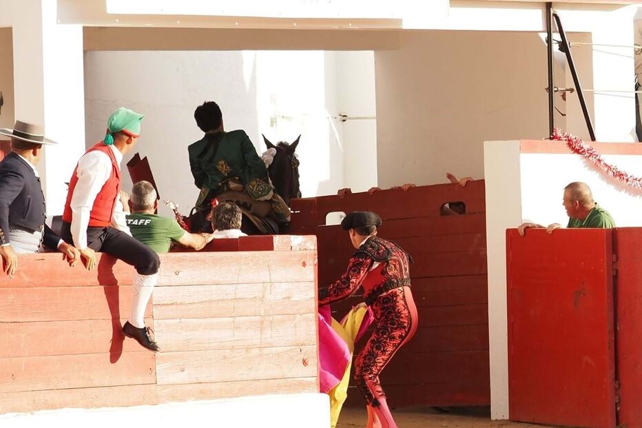 O cavaleiro Luís Rouxinol conseguiu evitar que o touro escapasse da praça