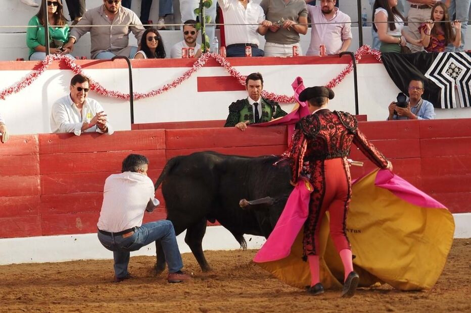 O cavaleiro Luís Rouxinol conseguiu evitar que o touro escapasse da praça