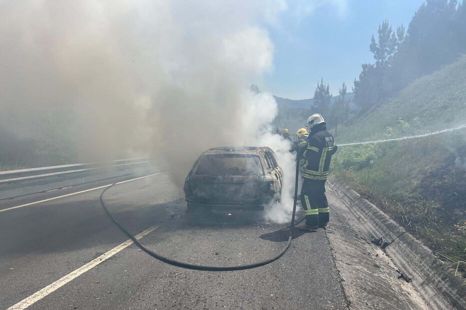 Carro destruído pelas chamas em Arcos de Valdevez 