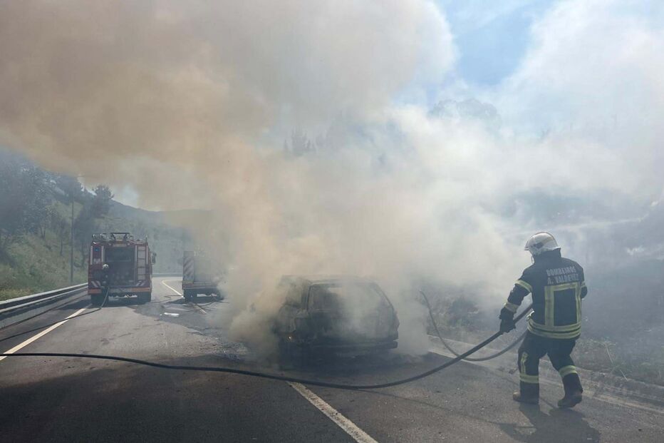 Carro destruído pelas chamas em Arcos de Valdevez 