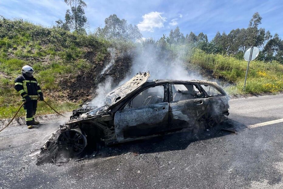 Carro destruído pelas chamas em Arcos de Valdevez 