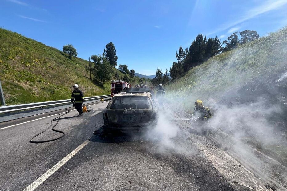 Carro destruído pelas chamas em Arcos de Valdevez 