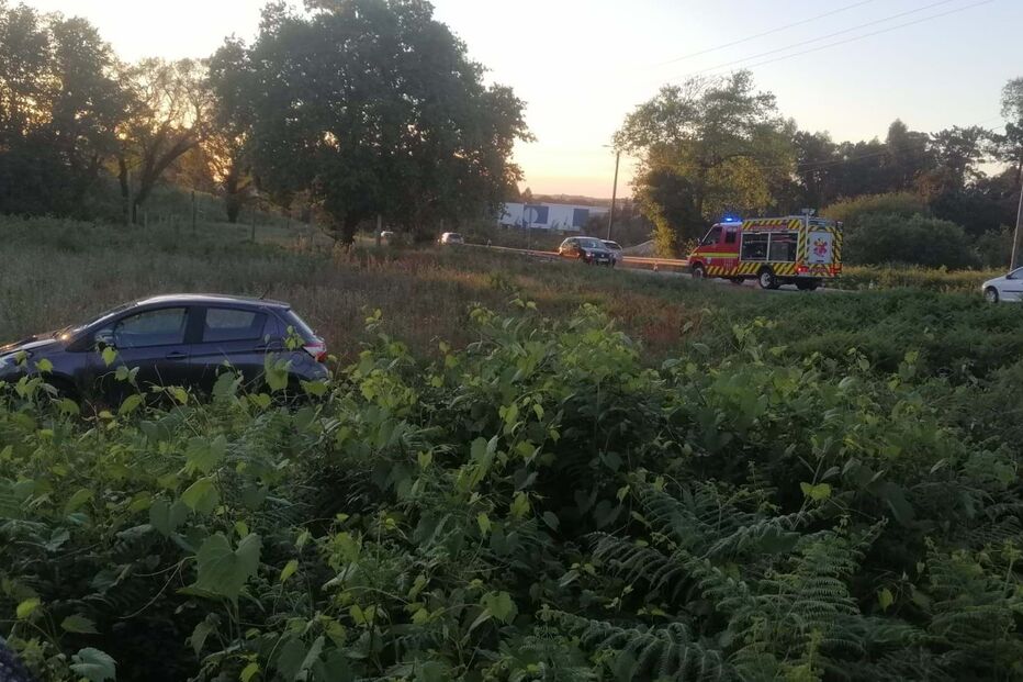 2024-04-24_22_26_23 Casal ferido em colisão entre uma bicicleta e um carro em Oliveira de Azeméis.jpg