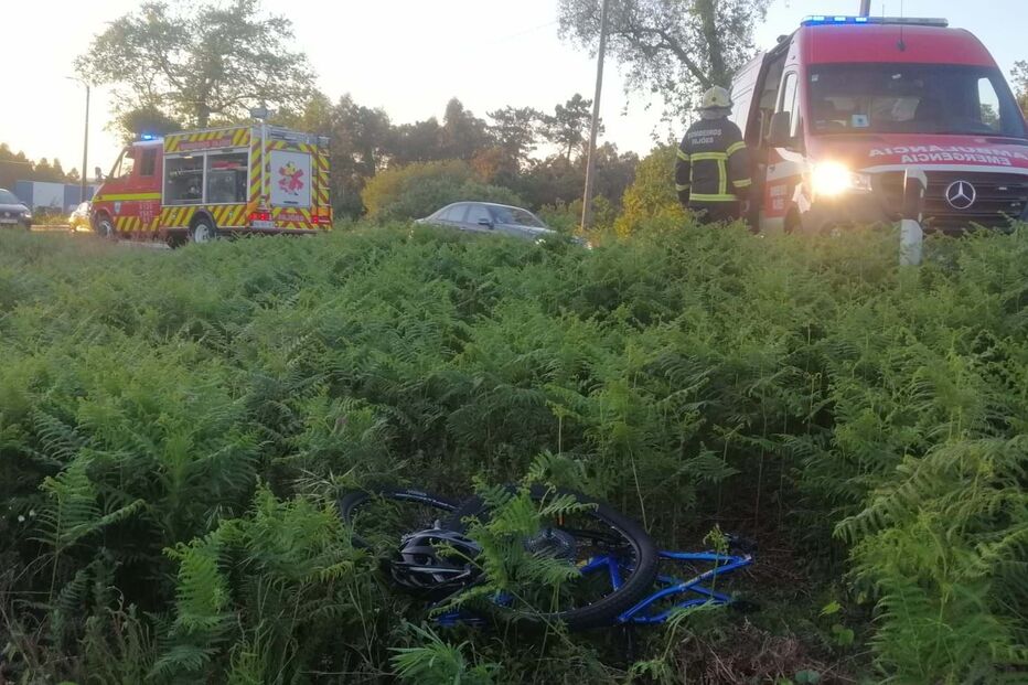 2024-04-24_22_26_24 Casal ferido em colisão entre uma bicicleta e um carro em Oliveira de Azeméiss.jpg