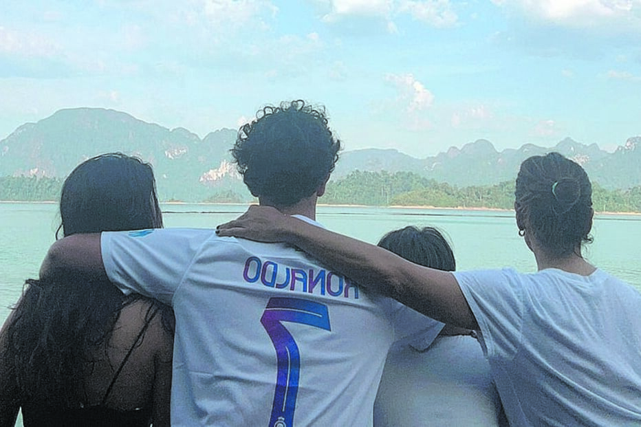 Apresentadora esteve na tailândia com os filhos e o enteado