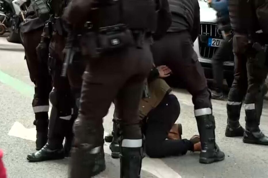 Homem detido junta a manifestação contra a presença do presidente da Guiné Bissau nas comemorações do 25 de Abril