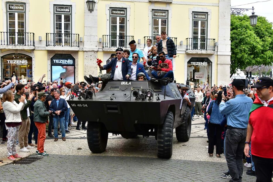 Celeste recria um dos momentos mais famosos do 25 de Abril e volta a dar cravos às espingardas
