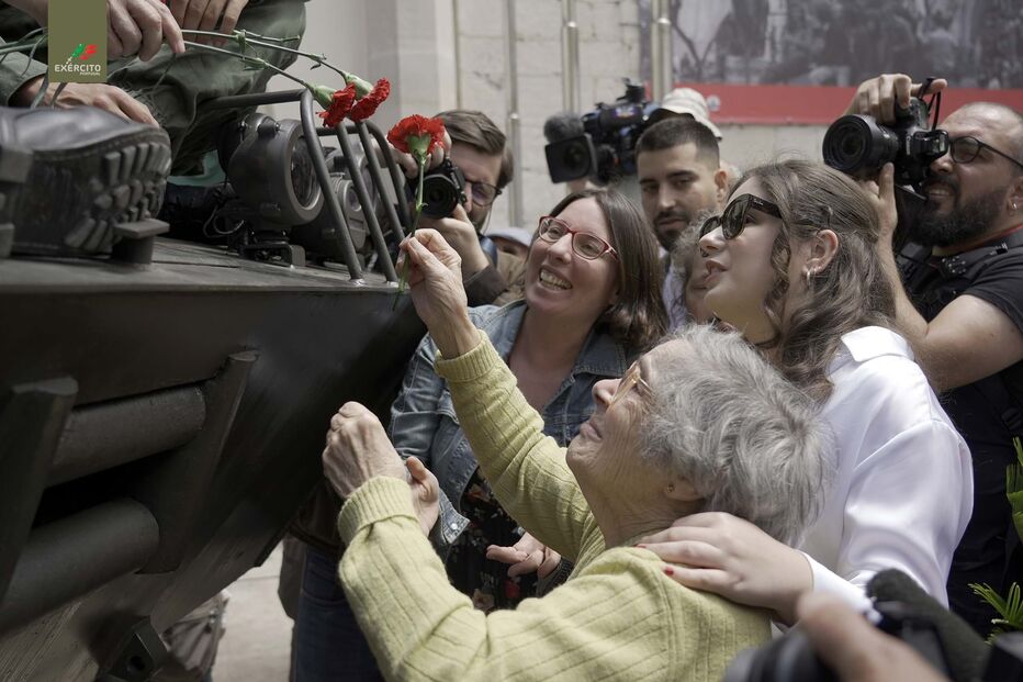 Celeste recria um dos momentos mais famosos do 25 de Abril e volta a dar cravos às espingardas