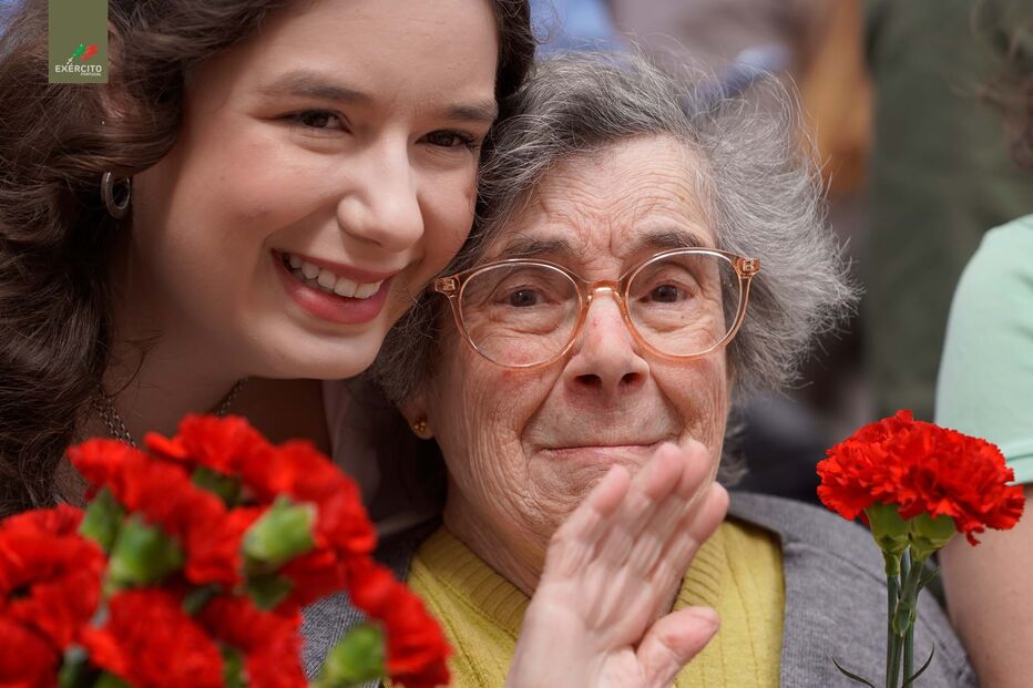 Celeste recria um dos momentos mais famosos do 25 de Abril e volta a dar cravos às espingardas