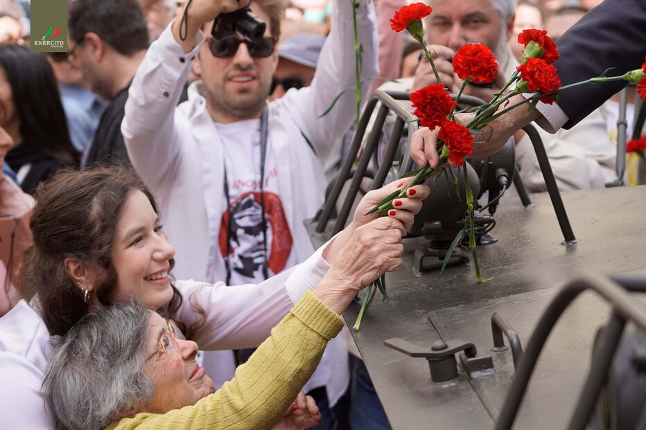 Celeste recria um dos momentos mais famosos do 25 de Abril e volta a dar cravos às espingardas
