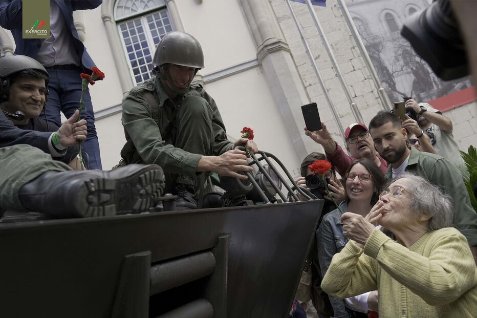 Celeste recria um dos momentos mais famosos do 25 de Abril e volta a dar cravos às espingardas