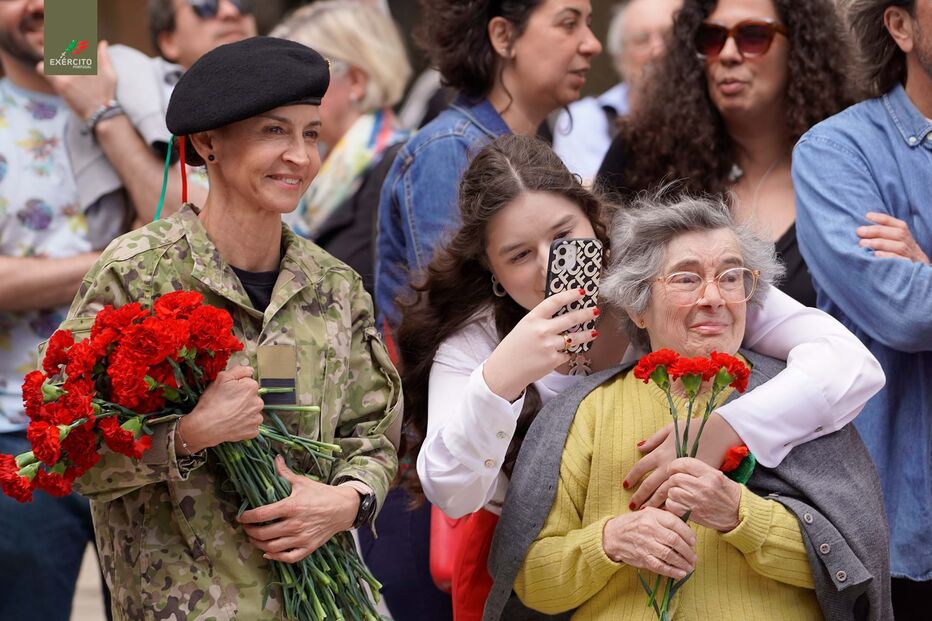 Celeste recria um dos momentos mais famosos do 25 de Abril e volta a dar cravos às espingardas