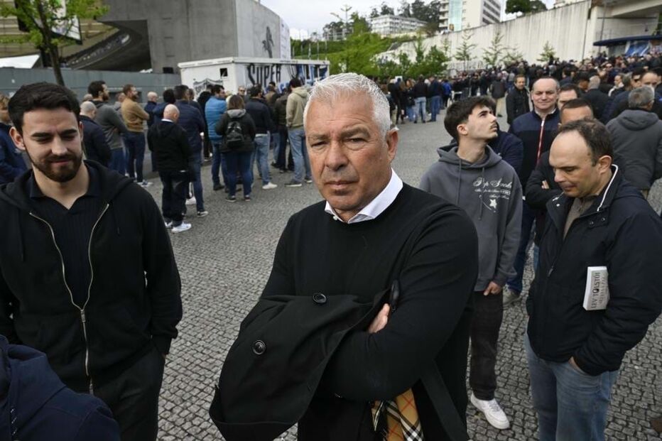 O antigo jogador Jorge Costa aguarda a sua vez para votar nas eleições dos órgãos sociais do Futebol Clube do Porto, no estádio do Dragão