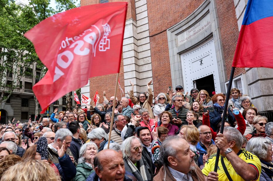 Manifestação nas imediações da sede nacional do PSOE, em Madrid