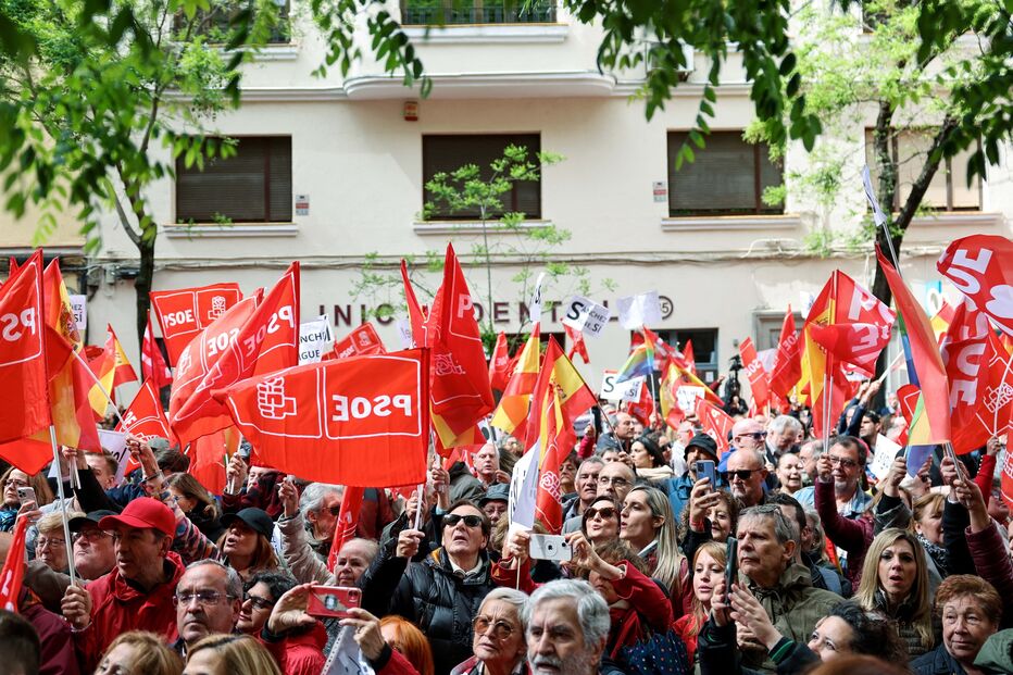 Manifestação nas imediações da sede nacional do PSOE, em Madrid