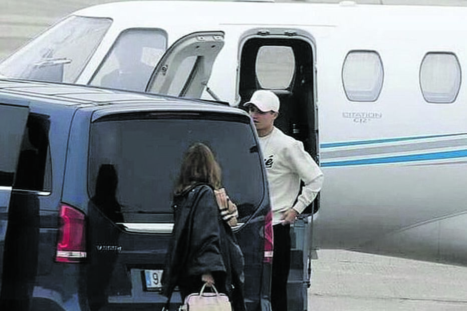 Margarida Corceiro à espera de Lando Norris no aeroporto 