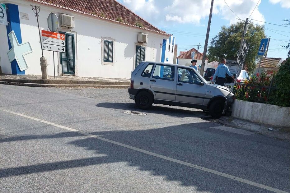 Dupla embate com carro contra muro ao fugir da GNR em Mafra