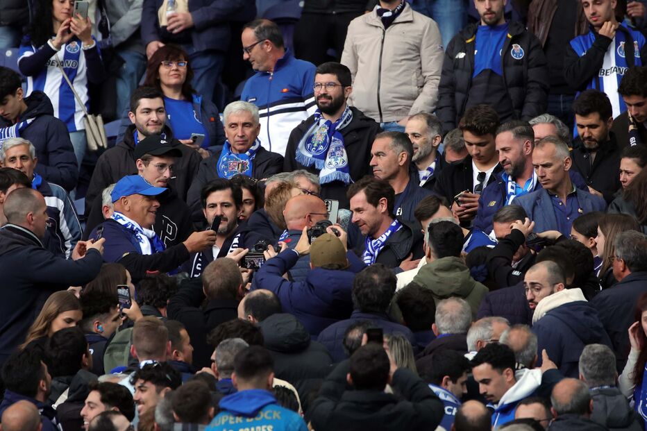 André Villas-Boas assiste ao clássico rodeado de adeptos