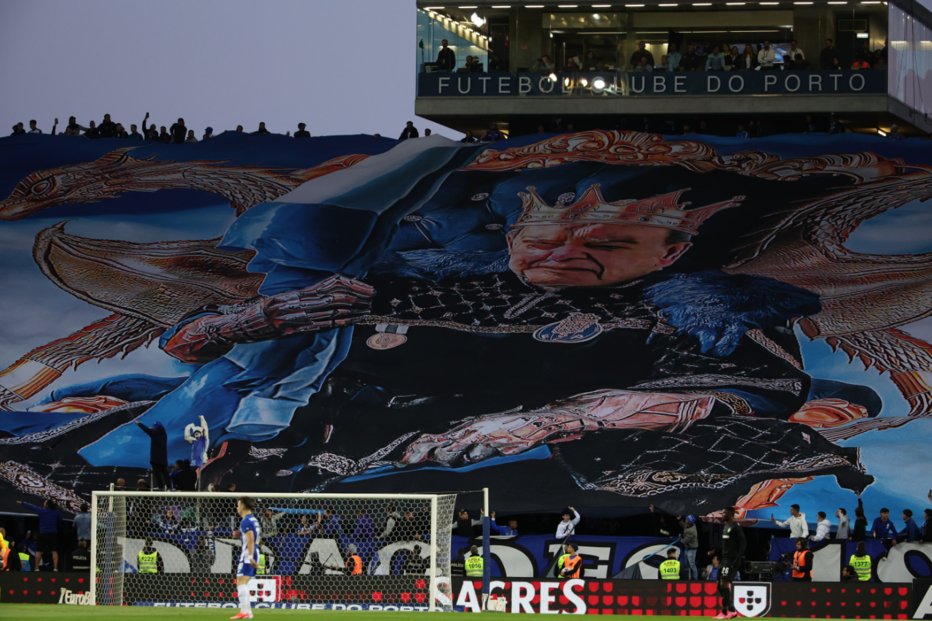 Pinto da Costa homenageado no estádio