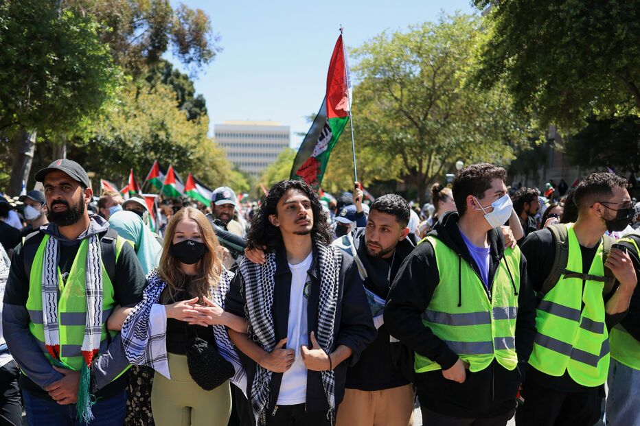 Estudantes pró-Palestina acampados em Los Angeles enfrentam contra protestos