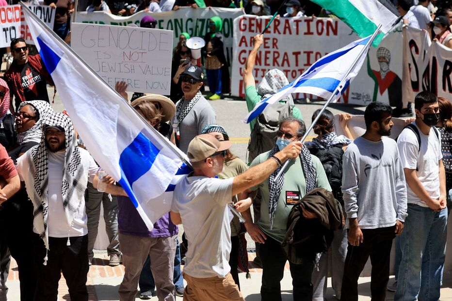 Estudantes pró-Palestina acampados em Los Angeles enfrentam contra protestos