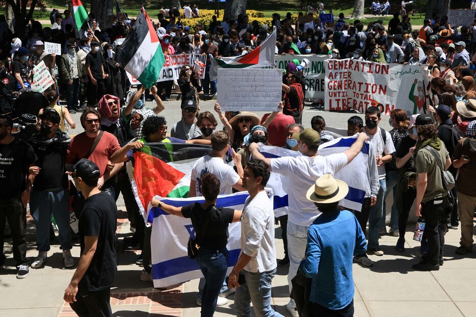 Estudantes pró-Palestina acampados em Los Angeles enfrentam contra protestos