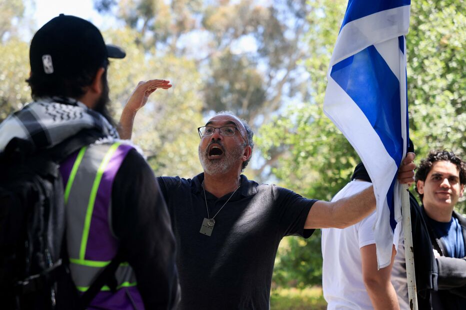 Estudantes pró-Palestina acampados em Los Angeles enfrentam contra protestos