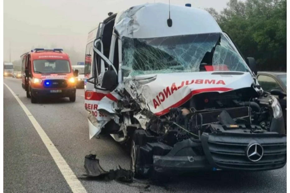 Colisão entre ambulância e camião