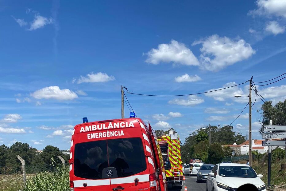 Colisão entre dois carros provoca um ferido em Almada