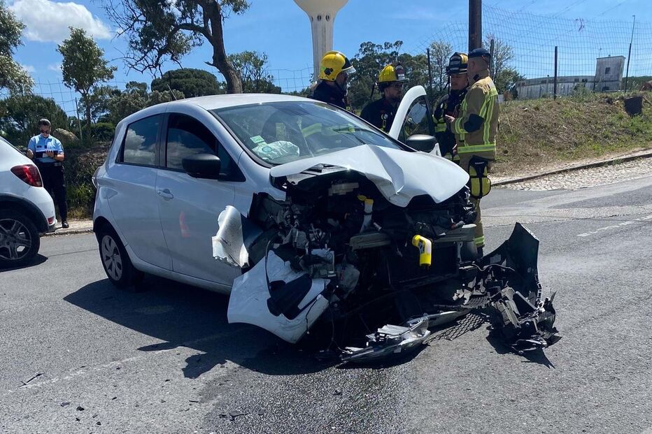Colisão entre dois carros provoca um ferido em Almada