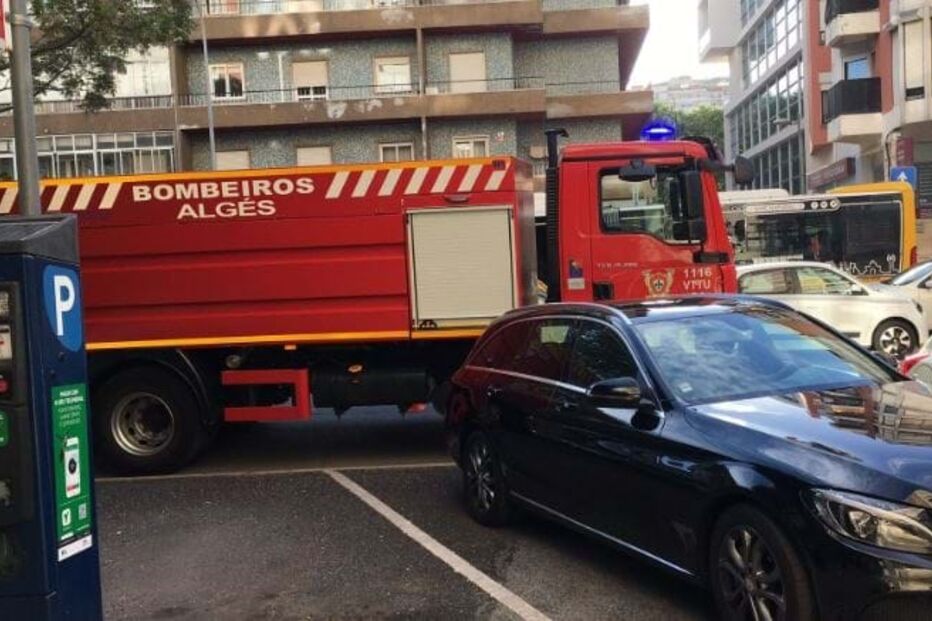 Fuga de gás obriga a evacuação de prédio em Algés