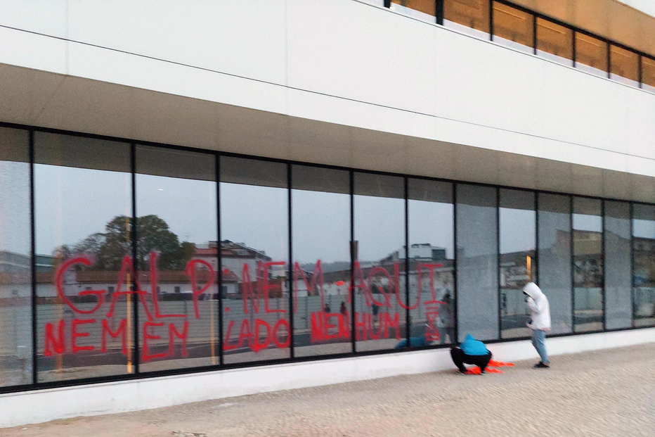 Ativistas do Climáximo estilhaçam e pintam vidros da fachada da sede da GALP